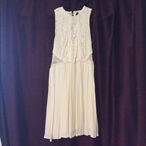 Beautiful white dress with lace sides, size 6