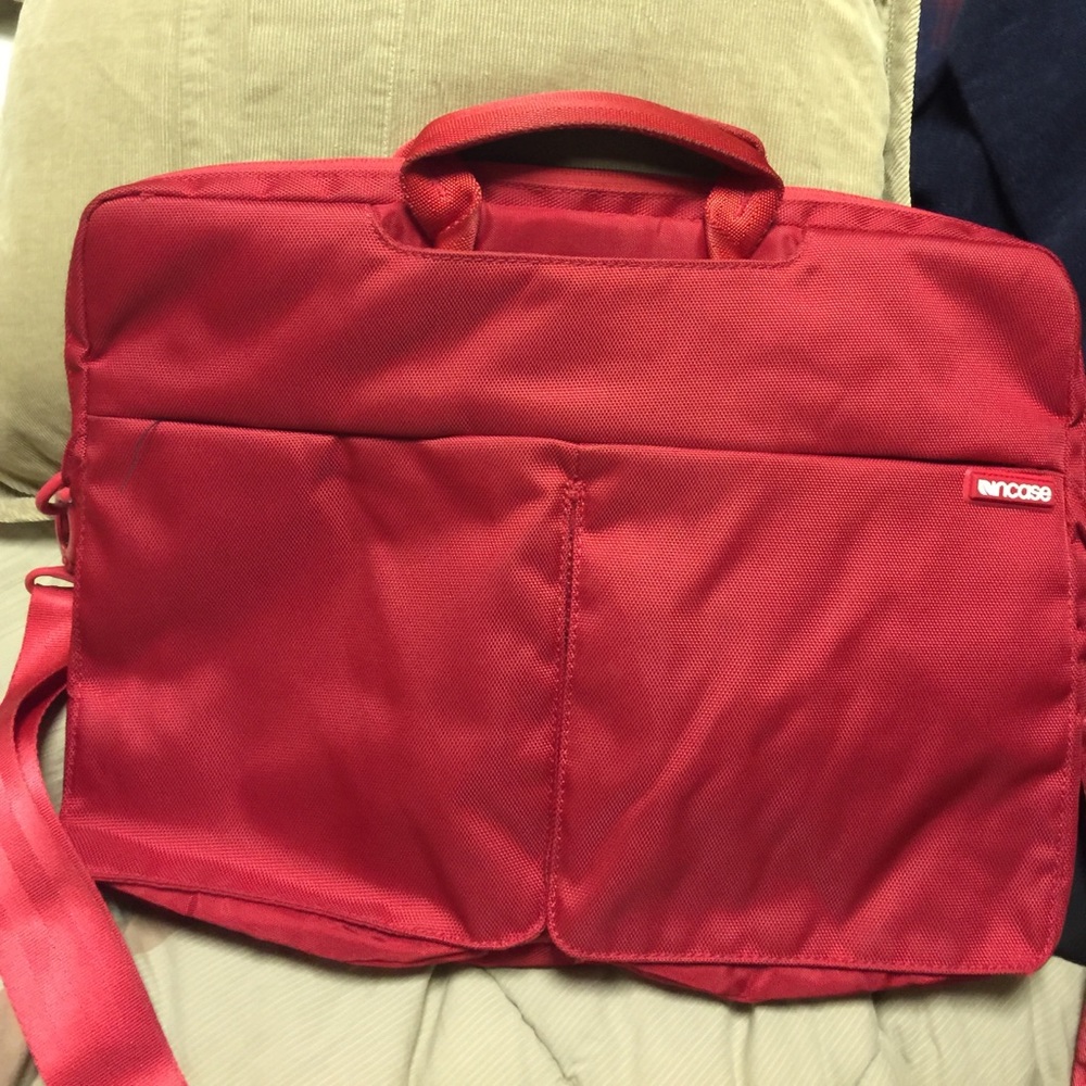 Incase 15" laptop bag with strap. Red