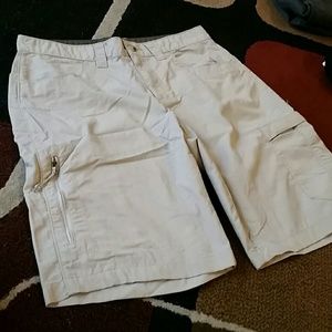Columbia khaki shorts size 32w 11L
