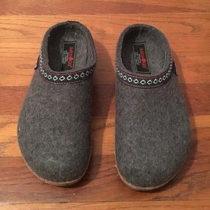 Super cute Halfinger clogs.