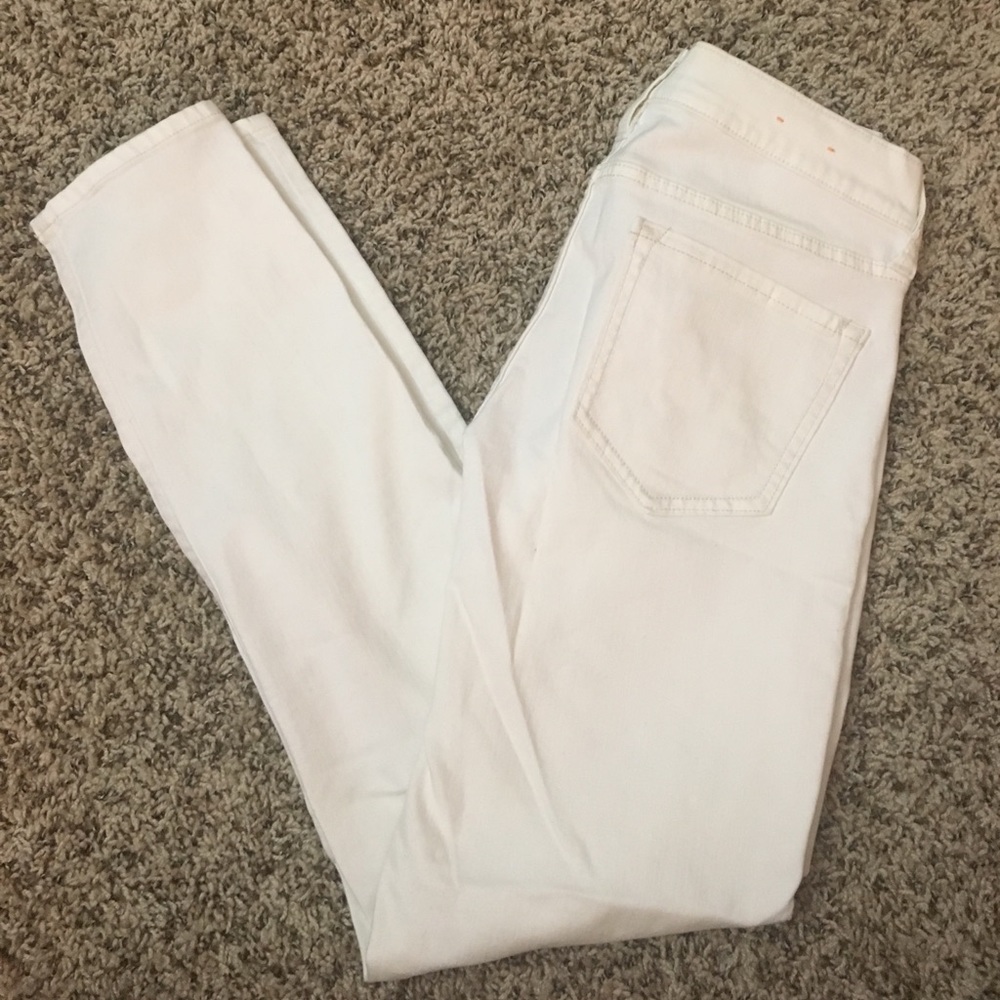 Chic white jeans! Perfect for summer! ☀️