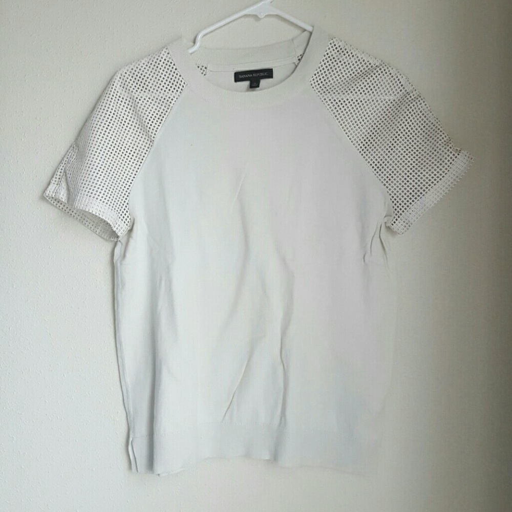 BR Off-white tee with faux leather mesh sleeves