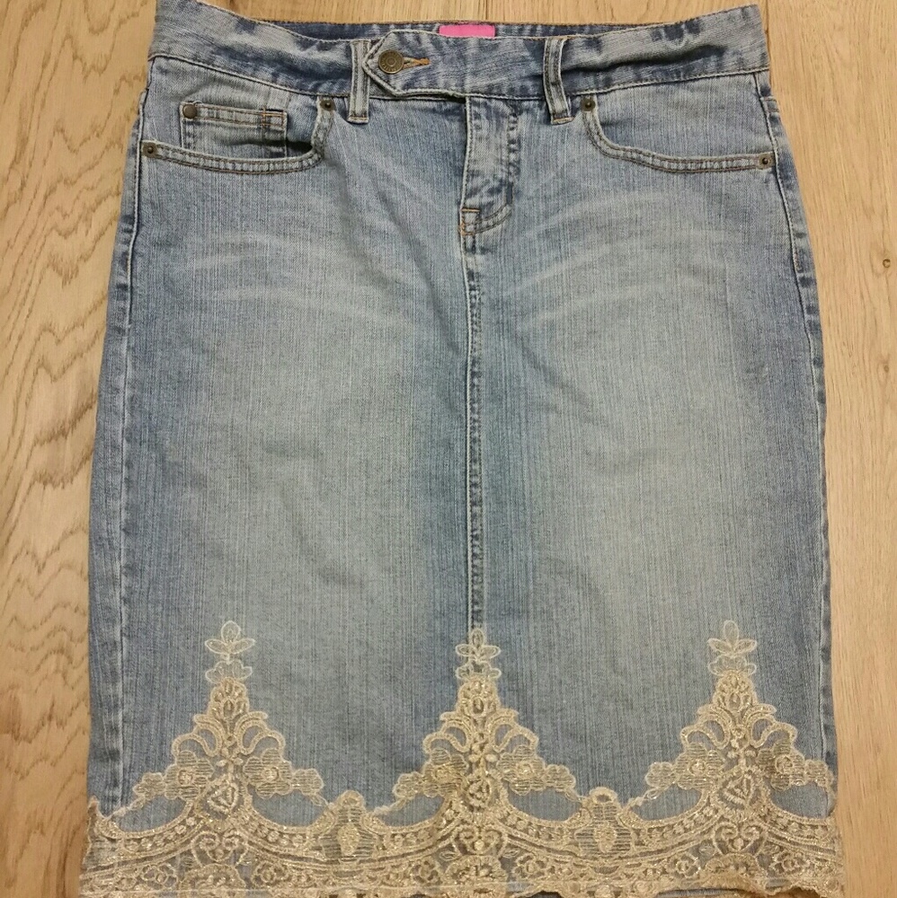 Denim pencil skirt with lace details