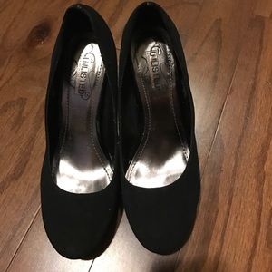 Elegant size 6 pumps in black color. Worn 1 time.
