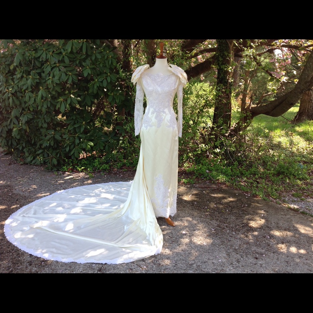 Vintage Wedding Dress - Picture 2 of 9