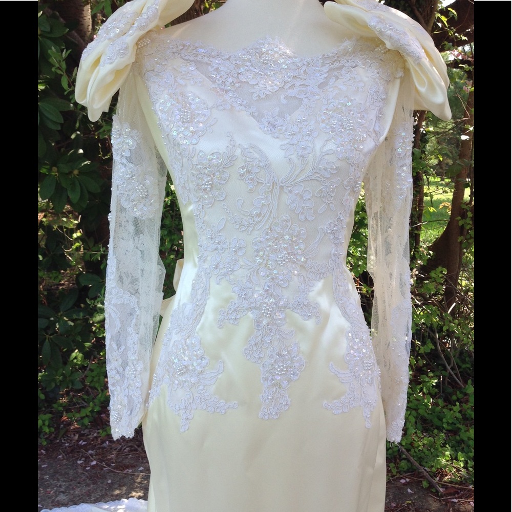 Vintage Wedding Dress - Picture 5 of 9