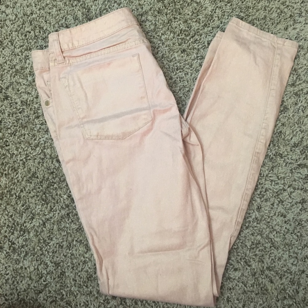 Blush skinny jeans perfect for fall ☀️🕶