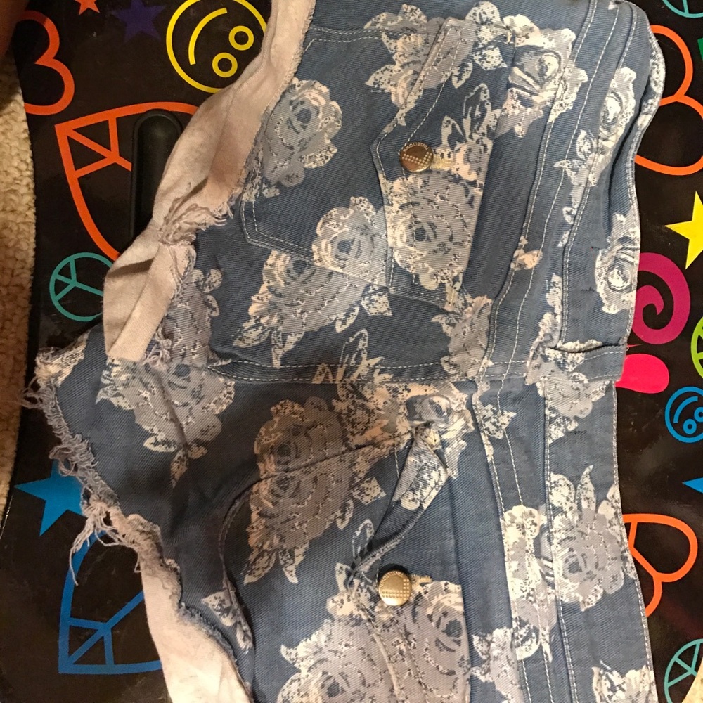 Flower shorts - Picture 2 of 2