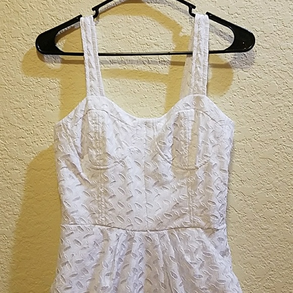 White dress - Picture 2 of 4