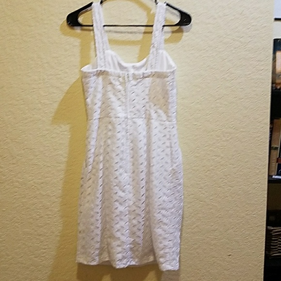 White dress - Picture 4 of 4