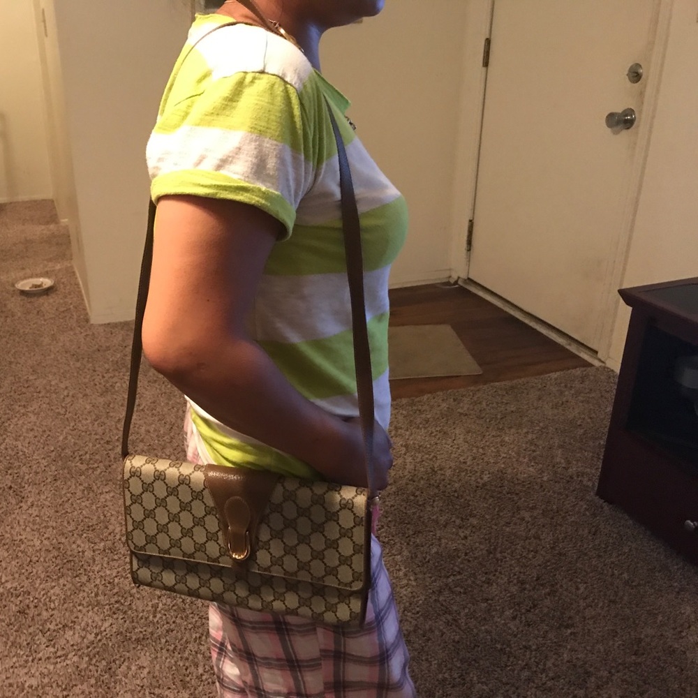 gucci handbag in excellent condition.