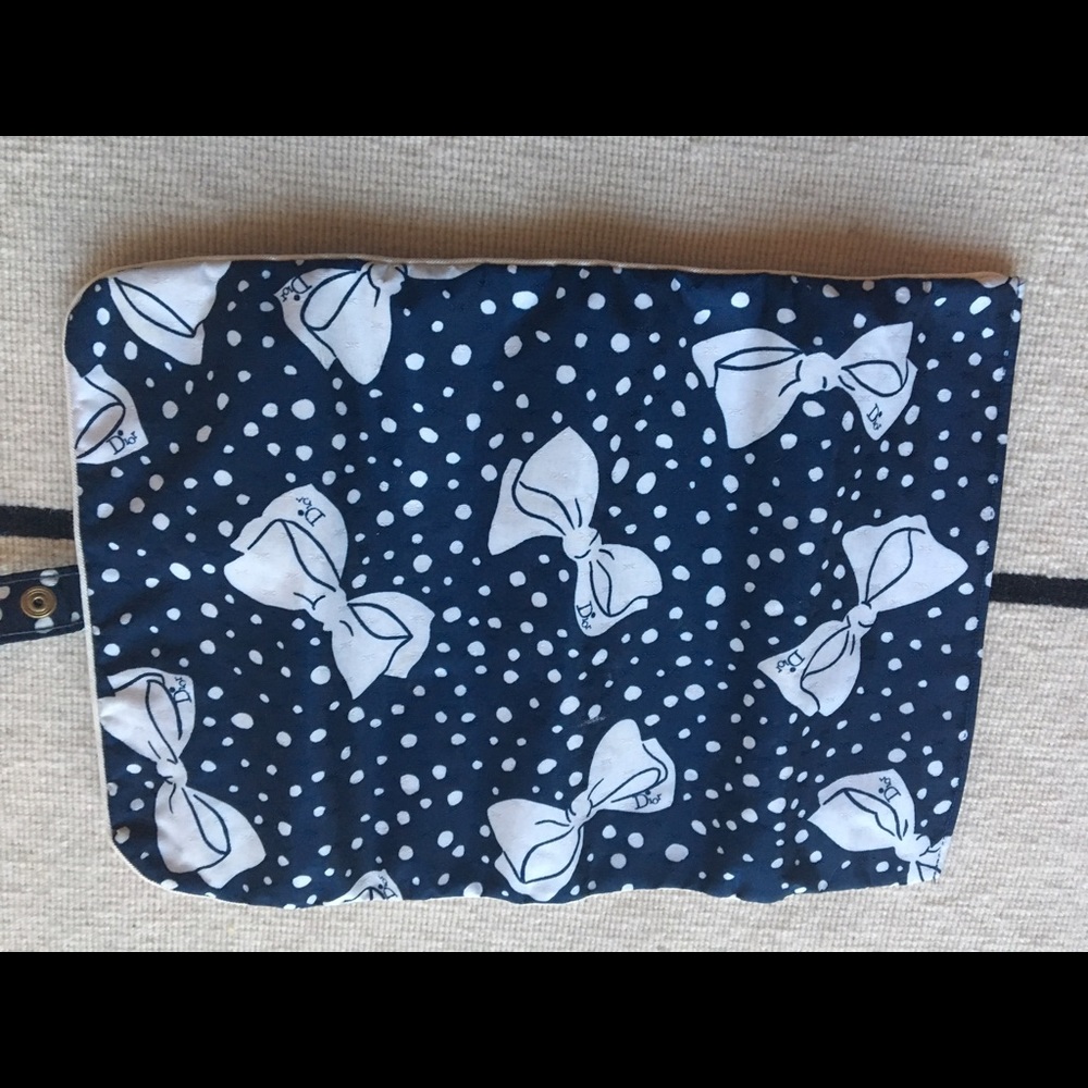Christian Dior makeup bag. - Picture 2 of 5