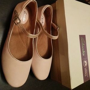 Clarks feature film mary jane flats size 7.5