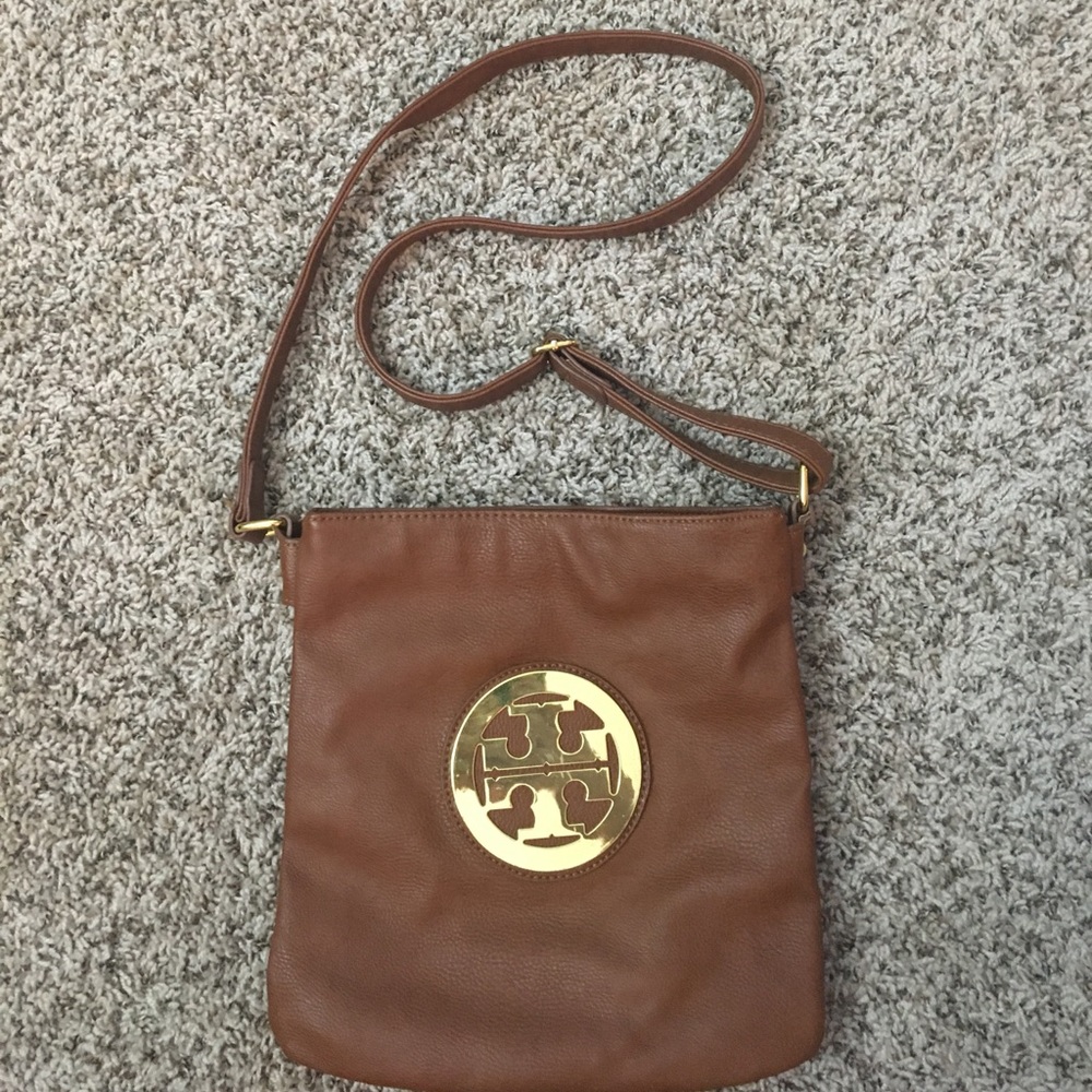 Brown cross body! Fall must have ☀️🕶