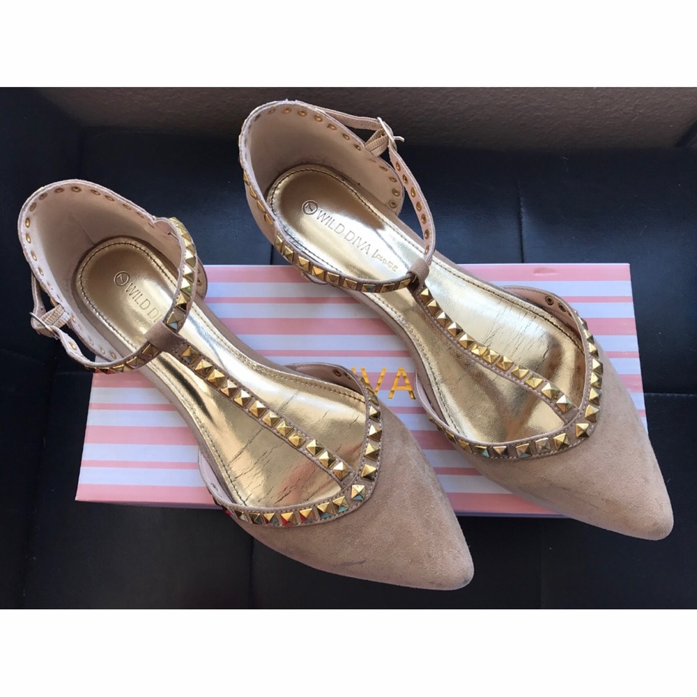 Very cute nude with gold studs flats