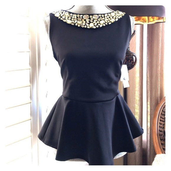 Bisou Bisou Tops - 💐NWT Stretch Bisou Bisou Peplum Top!