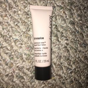 MaryKay Timewise Luminous Wear foundation- Ivory 2