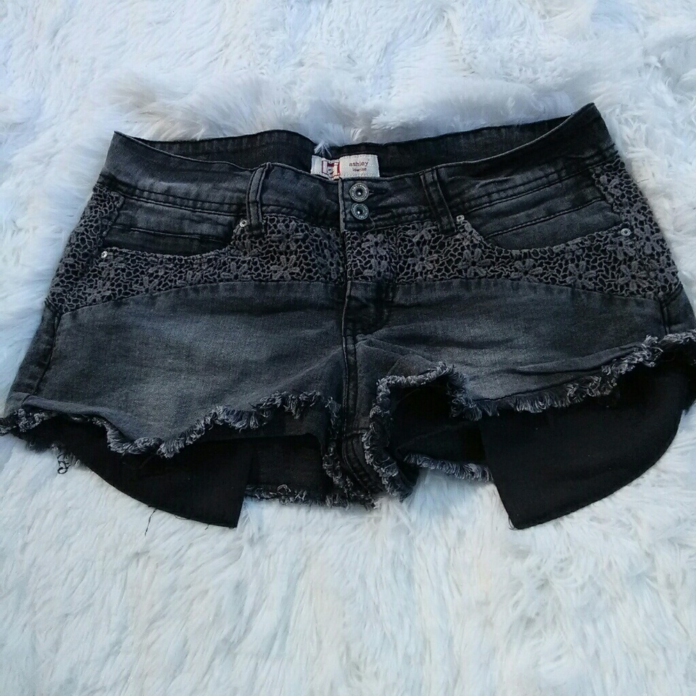 Grey short shorts with lace embroidery