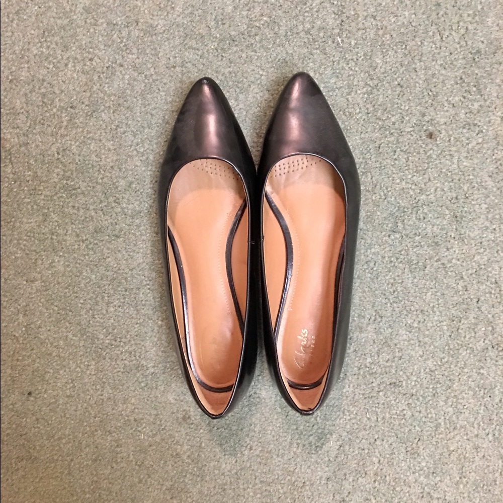 Clarks black flats!!