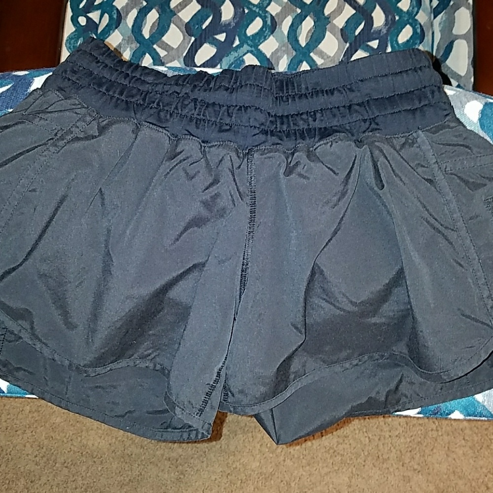 *SOLD* VGUC size 10 black lululemon tracker shorts