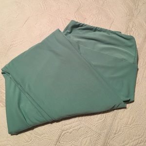 Lularoe T&C TC tall and curvy leggings!