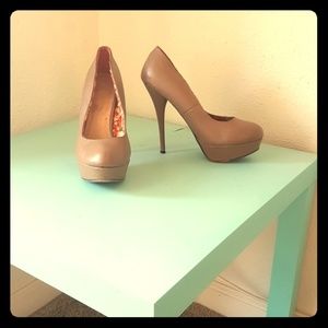 Nude pumps