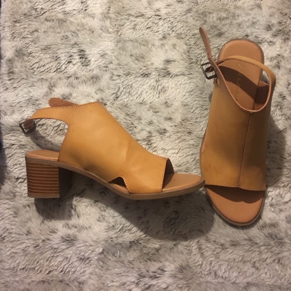NWOT Mark Maddux tan sandals, size 6 1/2.