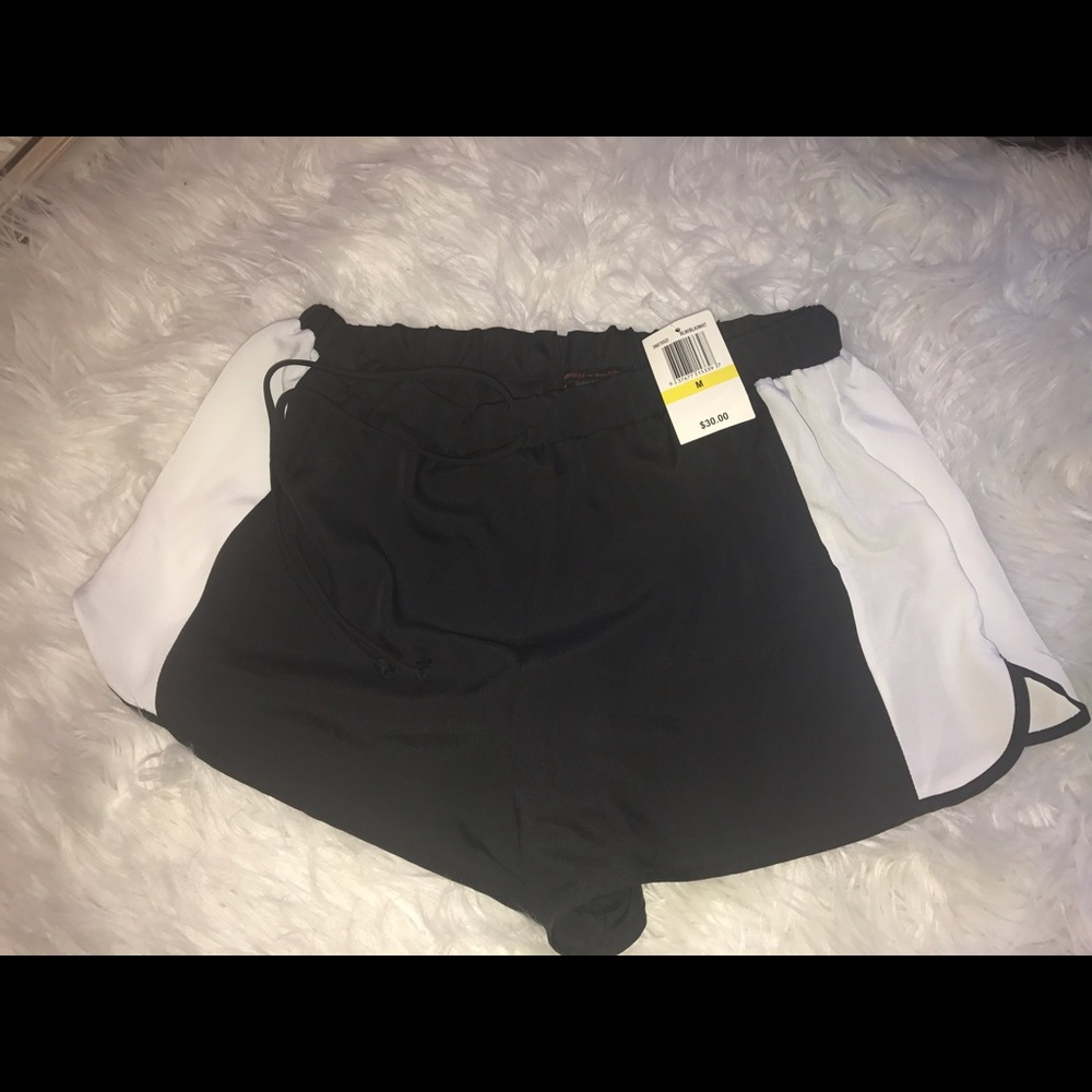 Black & white shorts 🖤