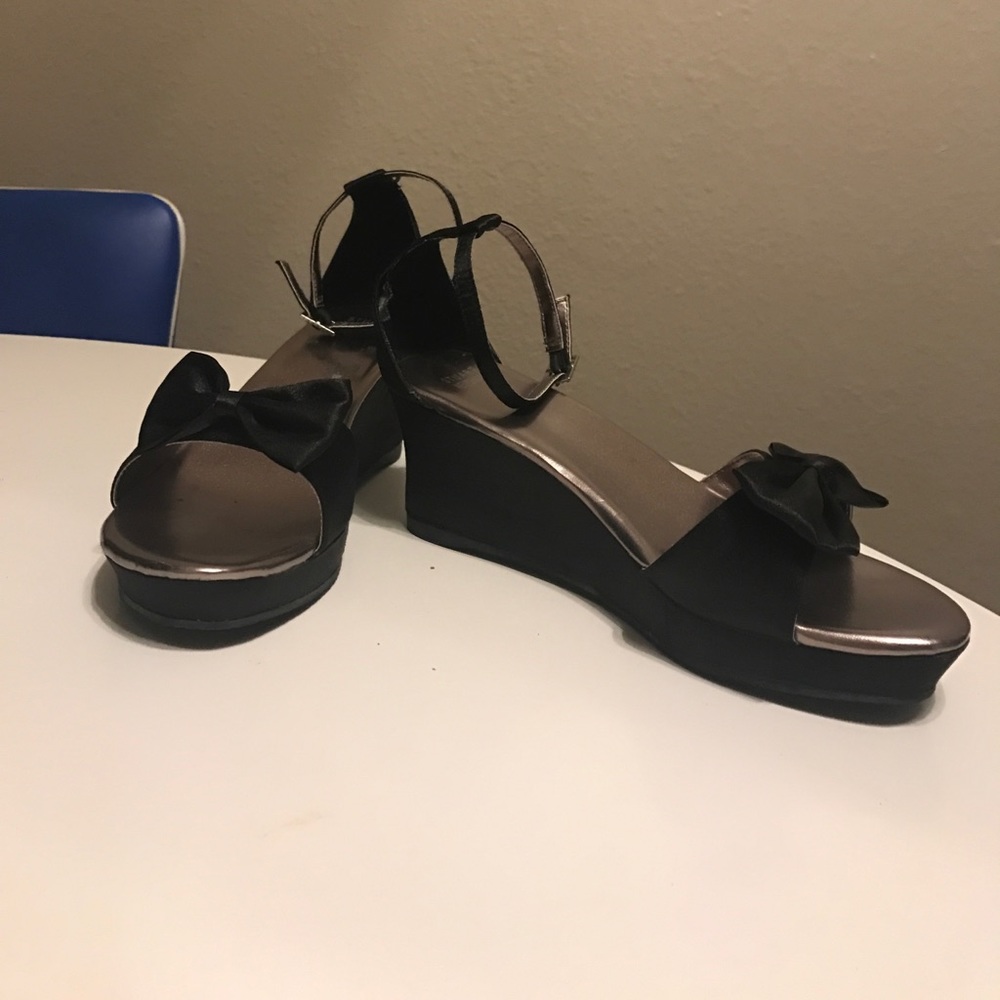 🔪 Stuart Weitzmen Girls wedge