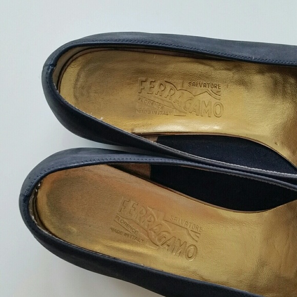 Ferragamo Classic Navy Bow Suede Flats - Picture 2 of 8