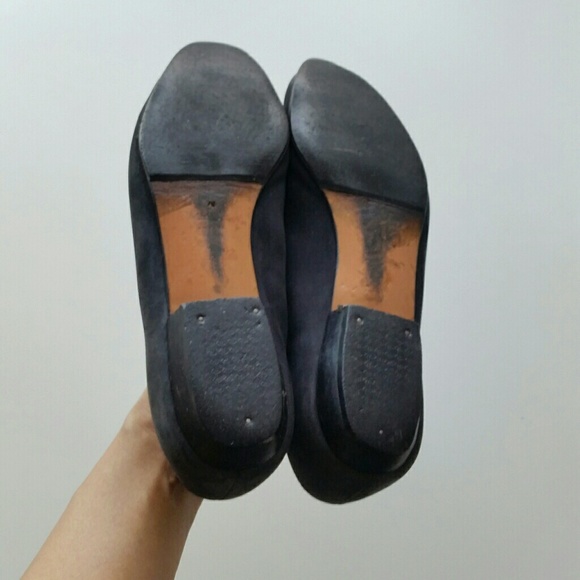 Ferragamo Classic Navy Bow Suede Flats - Picture 4 of 8