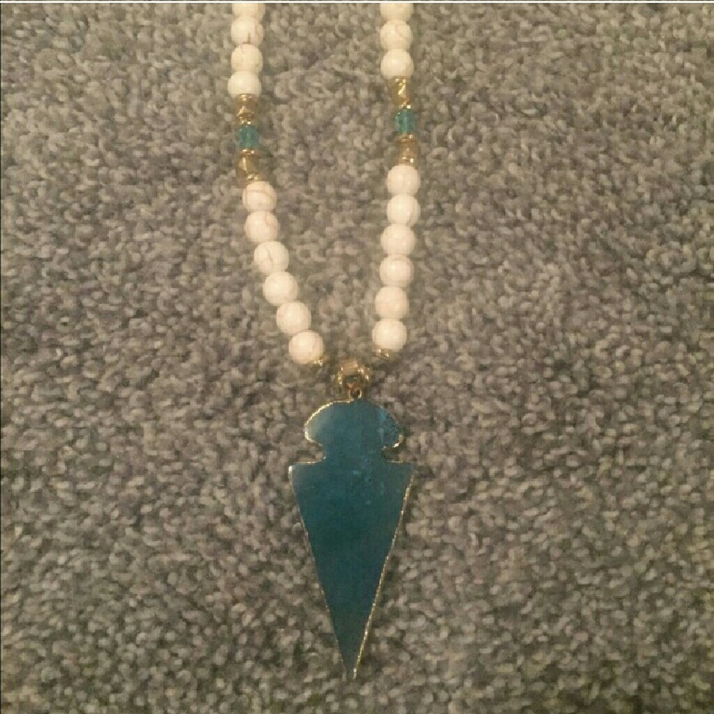 Long necklace with an "Arrowhead" bottom