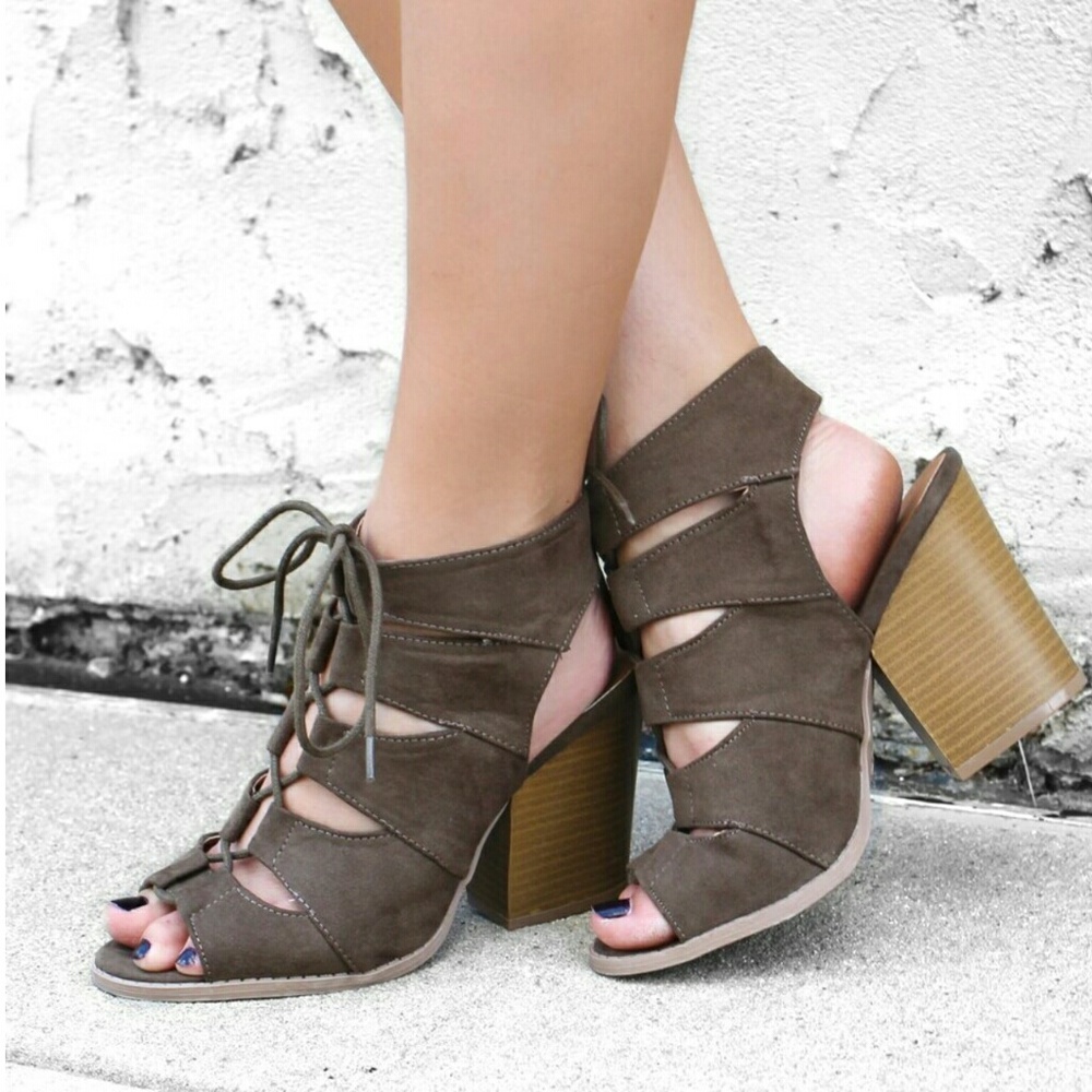 𝙇𝙖𝙨𝙩 𝙎𝙞𝙯 10🍃Gladiator Peep Toe Chunky Heel