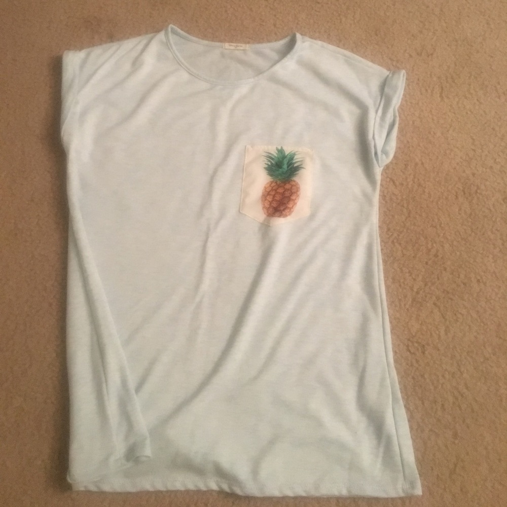Baby blue pineapple tee 🍍