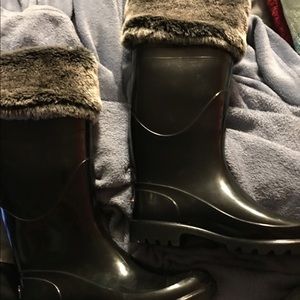 Black Tommy Hilfiger rain boots with fur