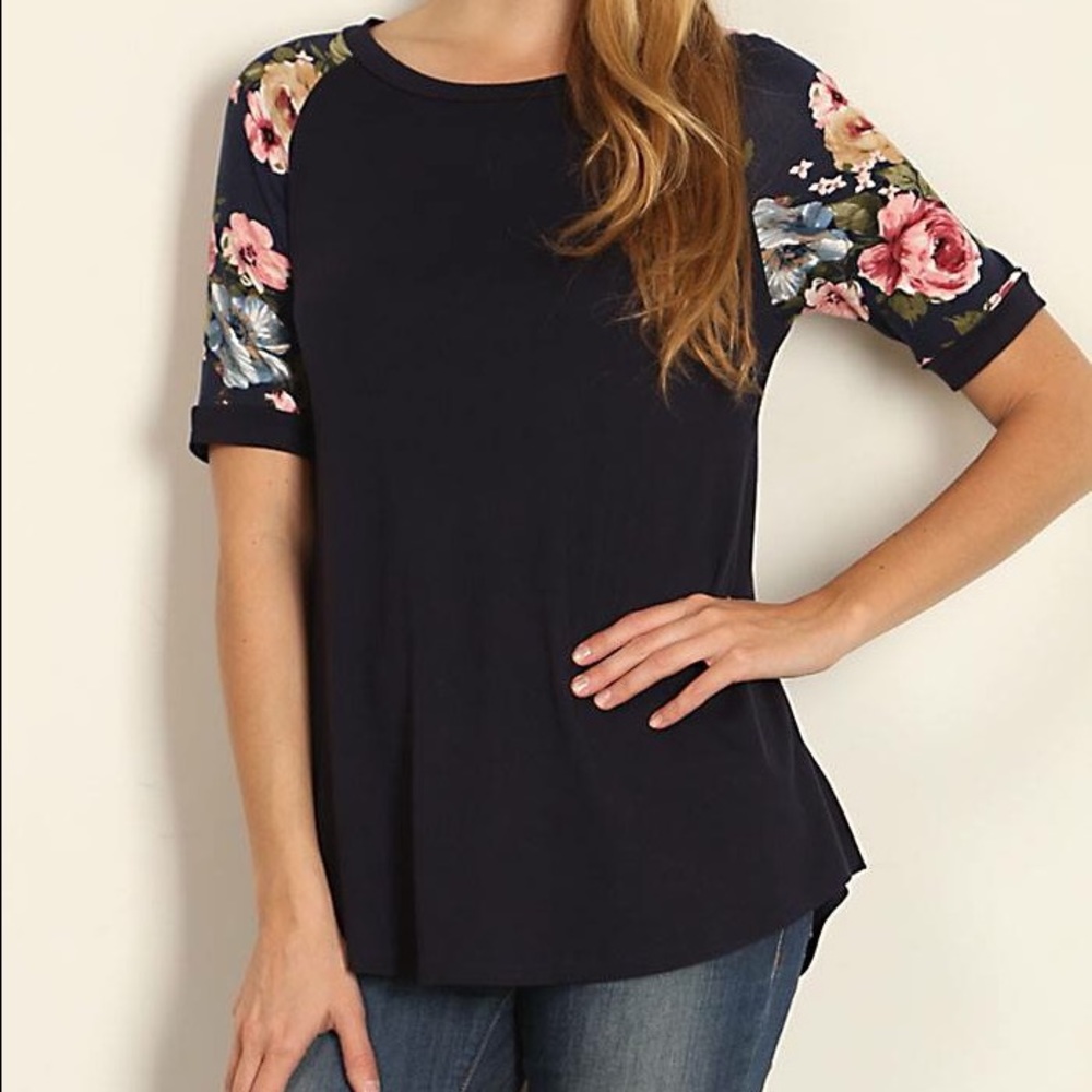 ❤️❤️Host Pick❤️❤️Navy/Floral Print Sleeves Top