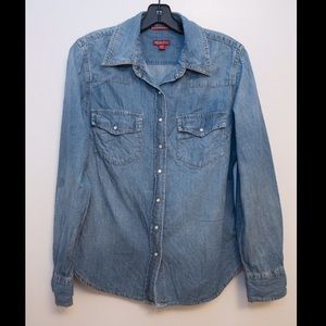 🌸 Button Down Chambray Shirt Medium