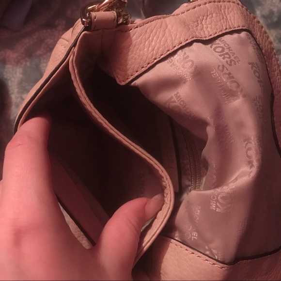 Michael Kors cross body bag. - Picture 4 of 4