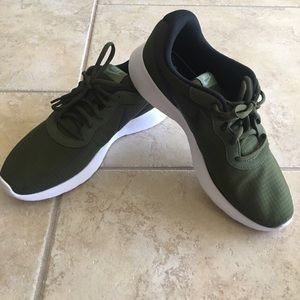 Nike Tanjun Premium Sneakers