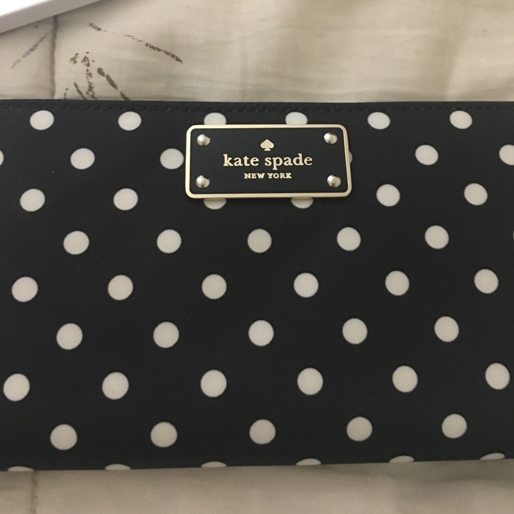 SALE‼️ New Kate spade black ave diamond dot wallet