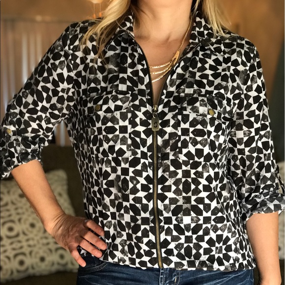 Michael Kors Shirt 💕 HOST PICK 💕 - Picture 4 of 5