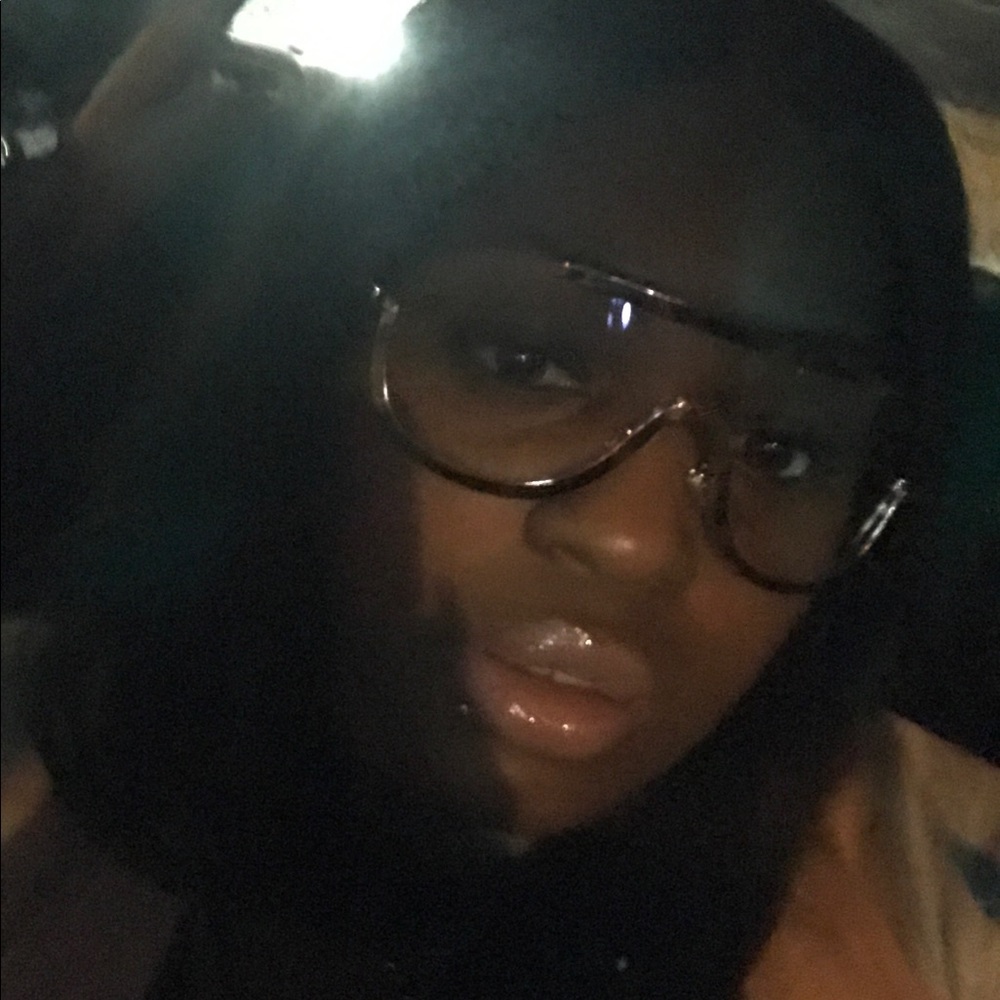 Meet your Posher, Latisa