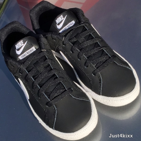 New Nike Women's Sneaker.❤️ - Picture 3 of 5