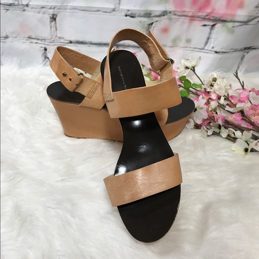 Vera Wang  Lavender 'Taryn' Wedge NWOB