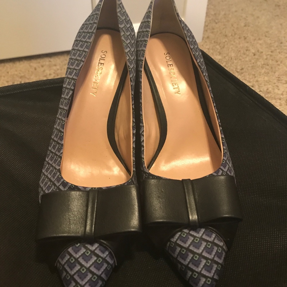 Sole society pumps