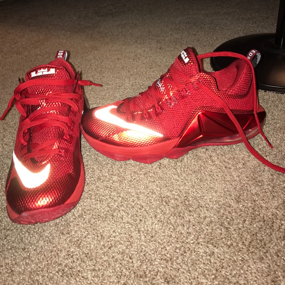 Men's basketball shoes
