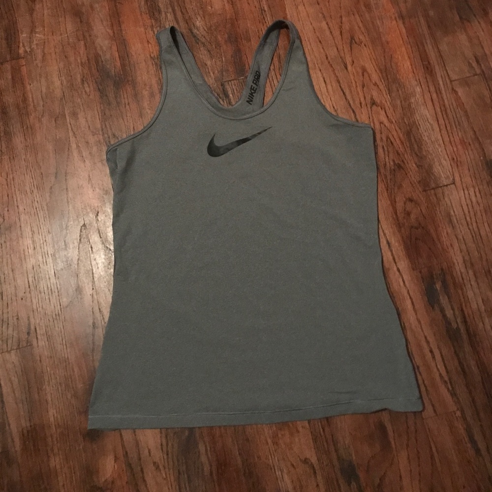 XL Nike tank 🌟 (Bundles 2/$10)🌟