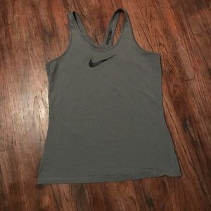 XL Nike tank 🌟 (Bundles 2/$10)🌟