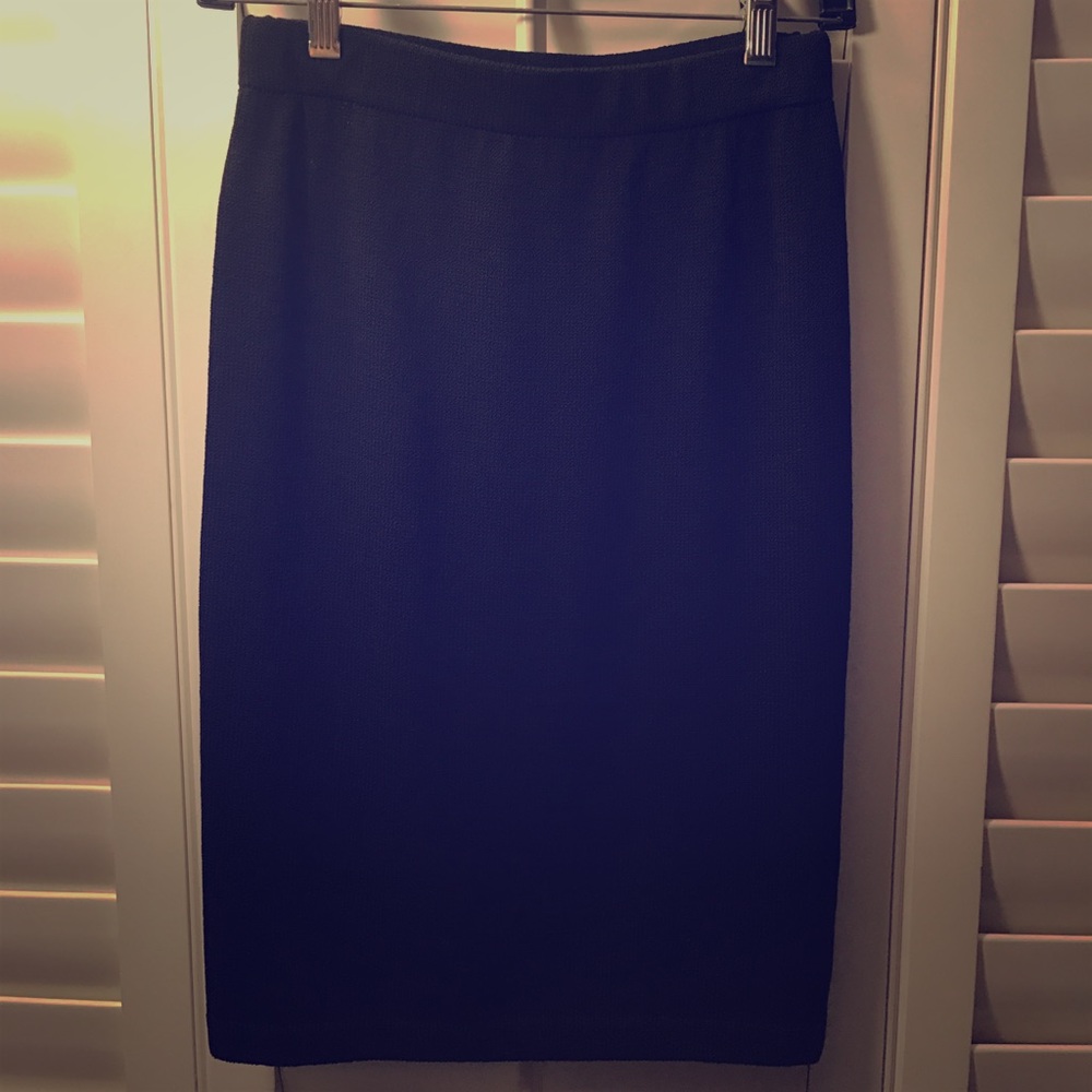 St. John Caviar Pencil Skirt in Black, Size 2.