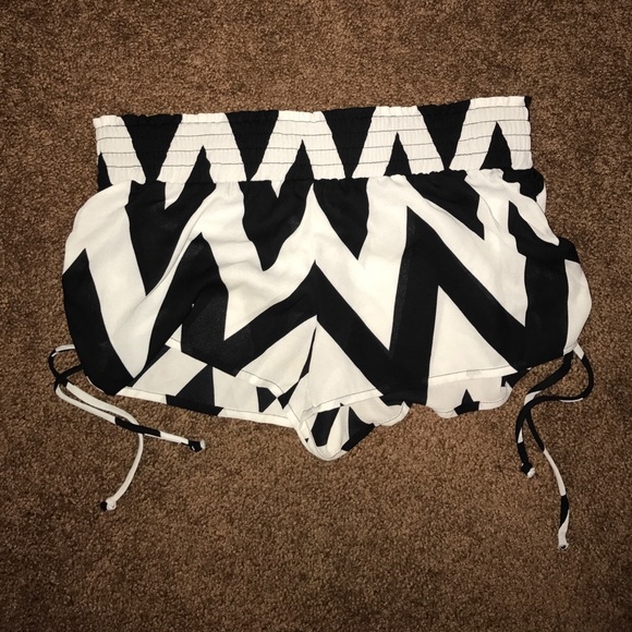 Black and white shorts - Picture 1 of 1